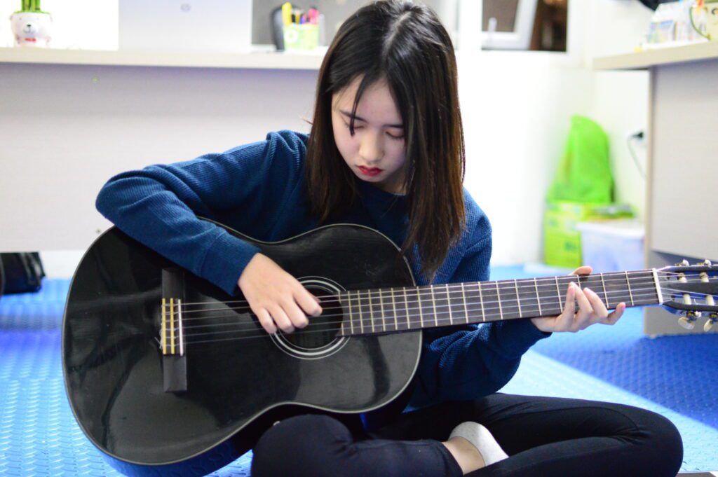 Kinh nghiệm chọn mua đàn guitar cho người mới học