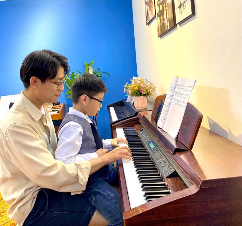 Luyện tập chăm chỉ với piano