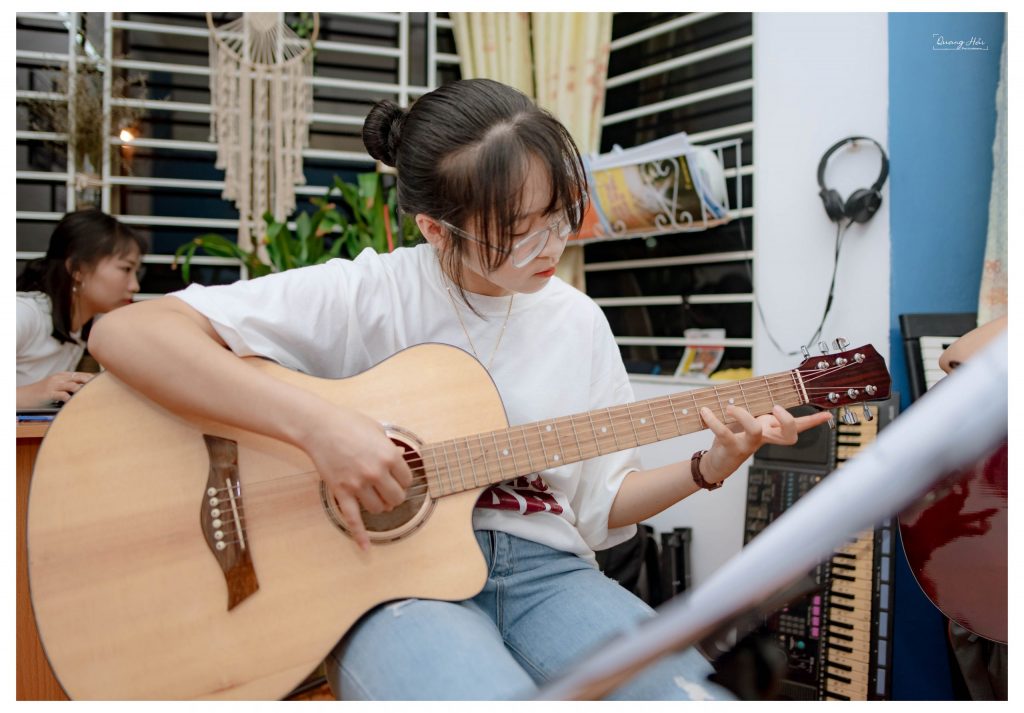 Kinh nghiệm chọn mua đàn guitar cho người mới học