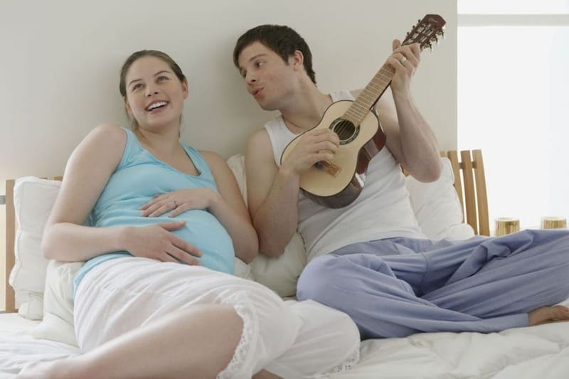 Những khoảnh khắc nghe nhạc gắn kết tình cảm giữa cha mẹ với em bé