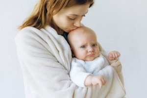 Người có tang đến thăm trẻ sơ sinh được không? 10 điều kiêng kỵ nên tránh khi đến thăm trẻ sơ sinh
