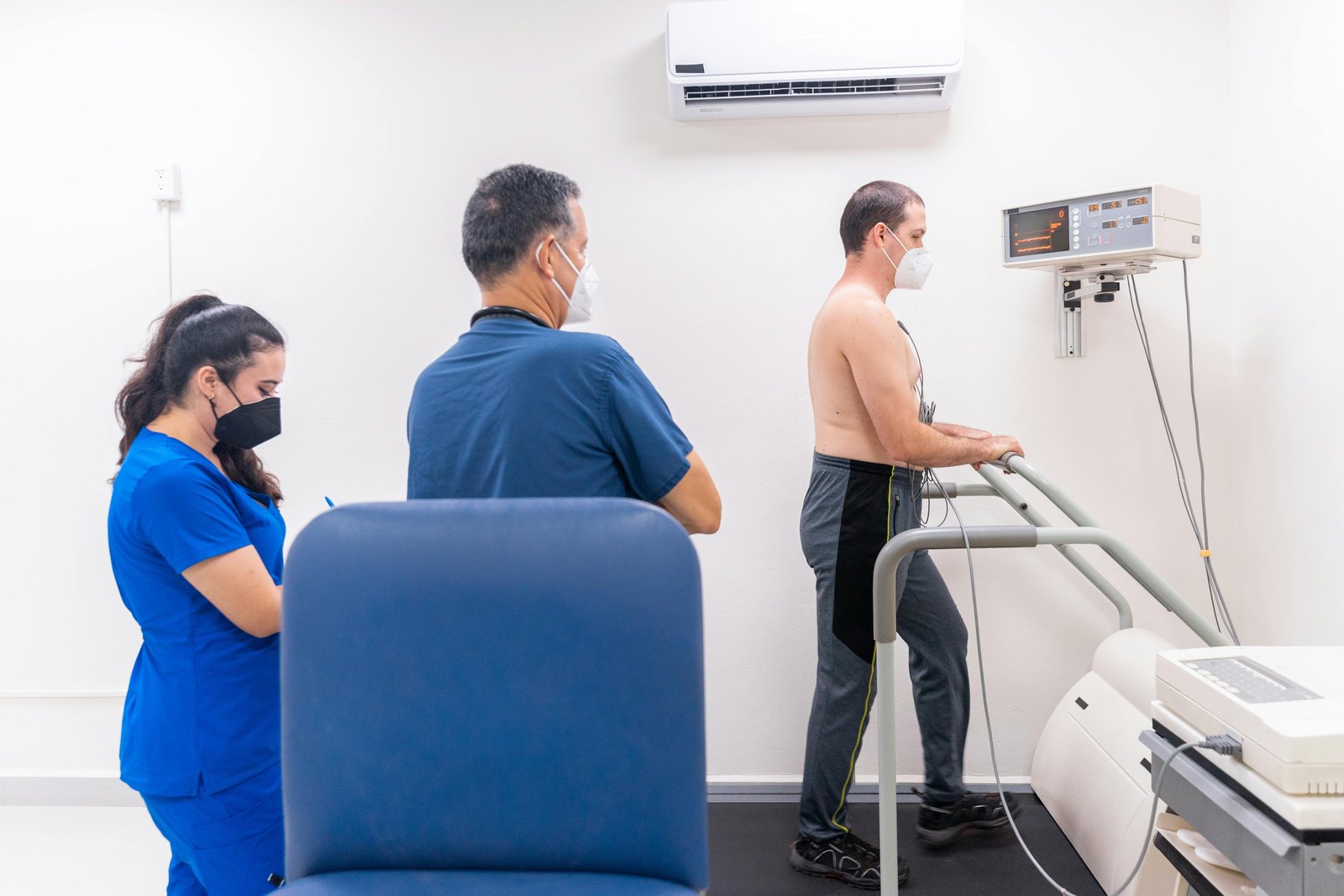 Bác sĩ giải thích thông tin y tế bằng tiếng Anh cho bệnh nhân