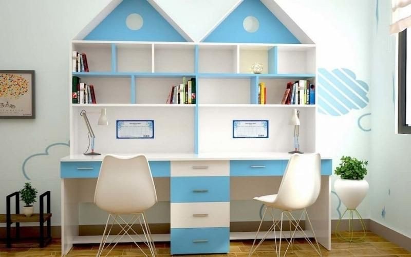 Bàn học đơn giản với màu gỗ tự nhiên phù hợp trang trí cho bé trai