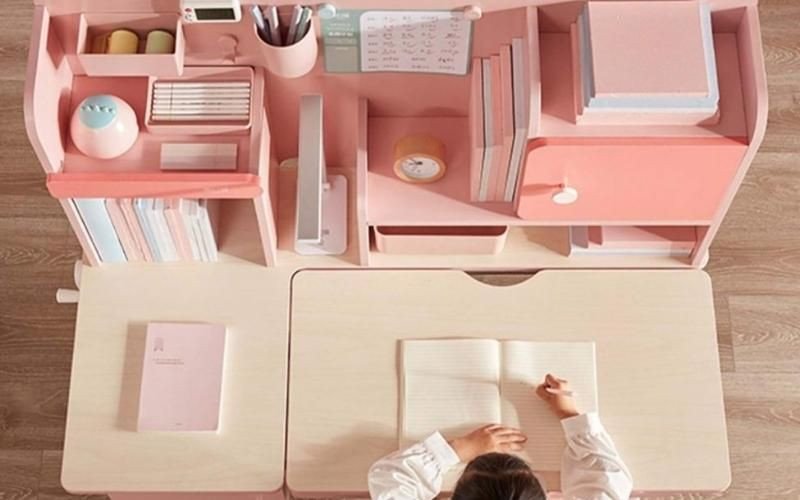 Bàn học gọn gàng nhờ sử dụng kệ mini để sắp xếp sách vở