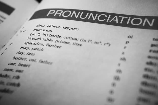 Bìa sách English Pronunciation in Use cấp độ trung cấp, giáo trình học phát âm tiếng Anh chuẩn