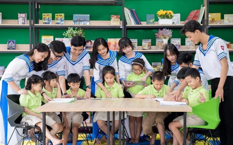 Bộ quần áo đồng phục học sinh.