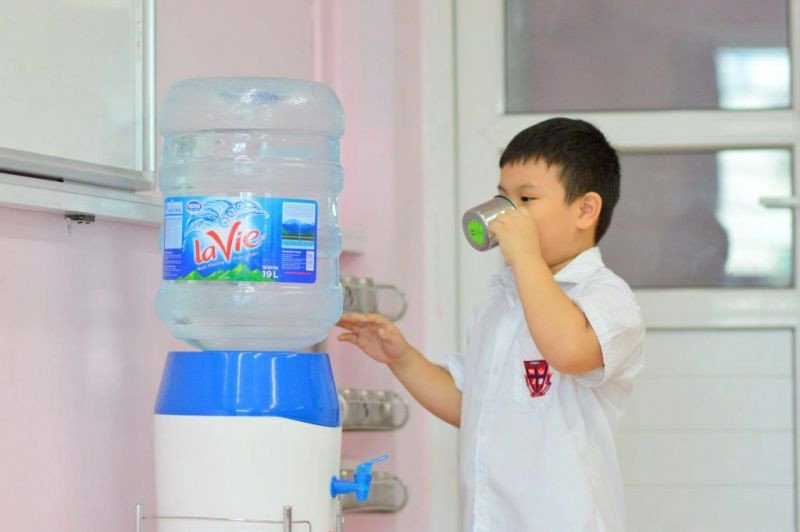 Chi phí nước uống được đóng góp tại trường.