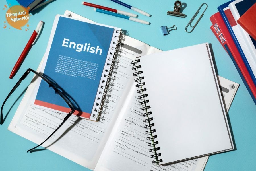 Cuốn sách English Grammar in Use của Raymond Murphy, một giáo trình ngữ pháp tiếng Anh cơ bản phổ biến