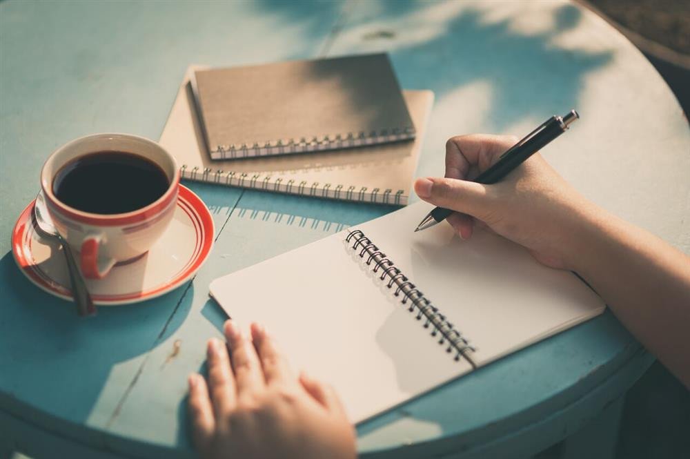 Hình ảnh bộ ấm trà truyền thống, gợi ý cho câu trả lời chủ đề Tea Coffee IELTS về tiếp khách.