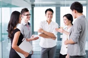 Hình ảnh hai người đang trò chuyện vui vẻ, thực hành giao tiếp tiếng Anh