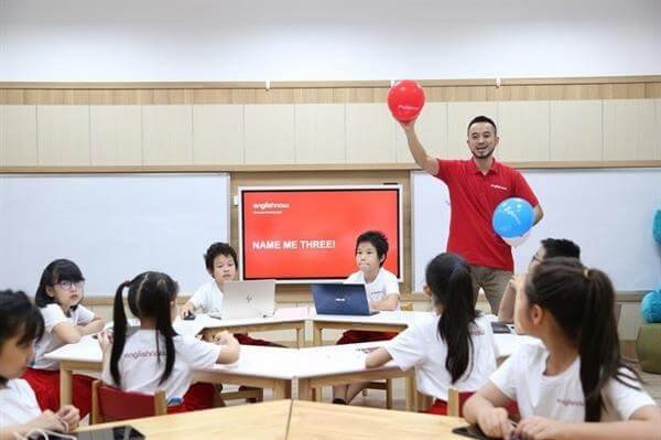 Hình ảnh học viên học tiếng Anh tại trung tâm uy tín ở Hà Nội