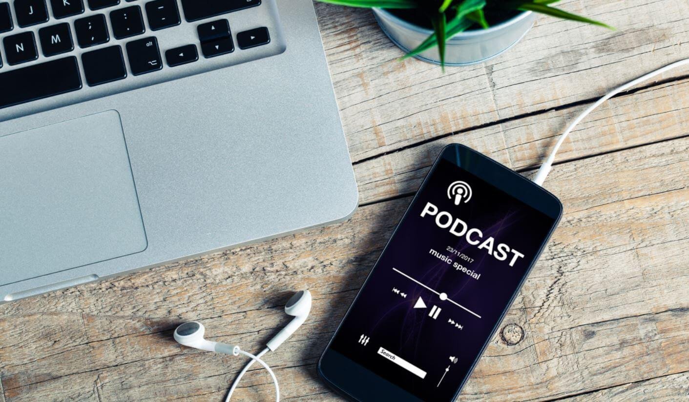 Hình ảnh minh họa việc nghe podcast, gợi ý cách học tiếng Anh thụ động khi di chuyển hoặc làm việc khác