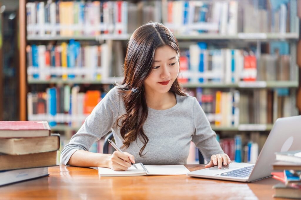 Học sinh ngồi học và ghi chú chăm chỉ để chuẩn bị cho kỳ thi