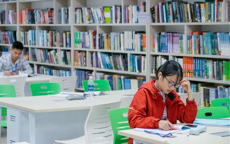 Học tập tại bàn trong không gian yên tĩnh, giúp cải thiện tập trung