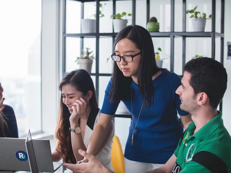 Học tiếng Anh online trực tiếp với giáo viên nước ngoài qua máy tính