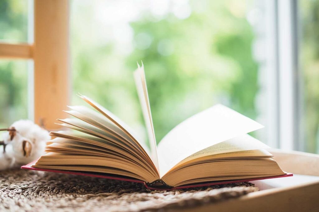 Học viên chăm chú đọc tài liệu ôn tập IELTS