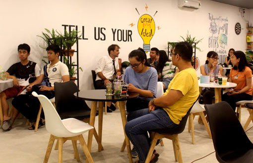Khách hàng đặt món bằng tiếng Anh tại quán cà phê