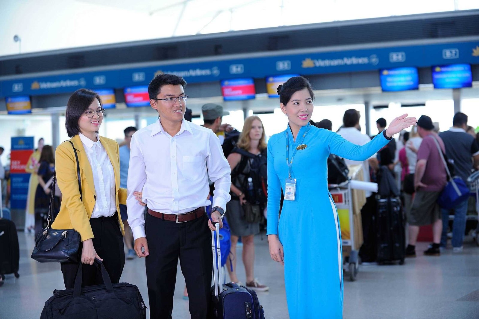 Khách hàng làm thủ tục tiếng Anh tại quầy sân bay