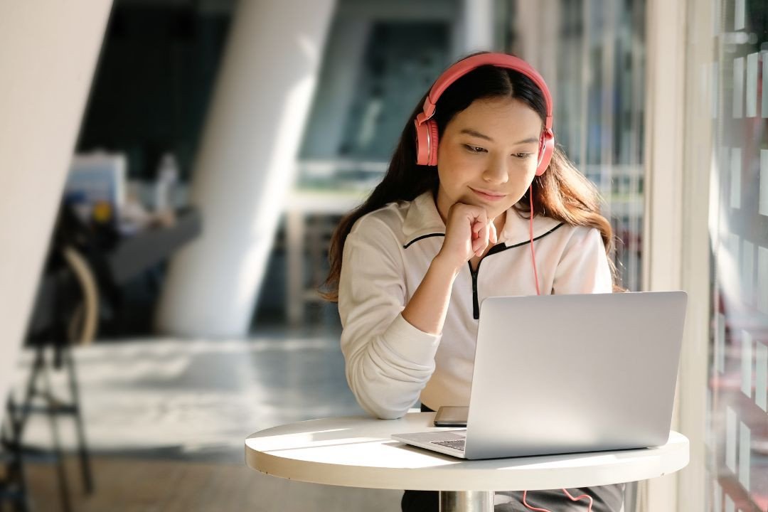 Kiểm tra tai nghe cẩn thận trước khi bắt đầu phần thi nghe IELTS