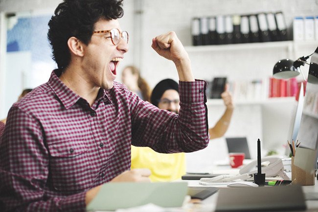 Người đang học tiếng Anh dưới ánh sáng tự nhiên buổi sáng