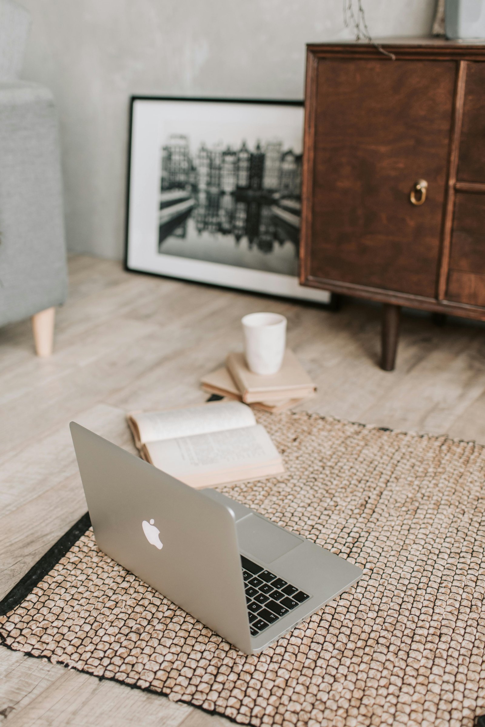 Người đi làm tìm kiếm thông tin trên laptop để học tiếng Anh miễn phí