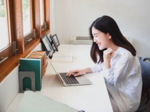 Người học tiếng Anh online trên máy tính