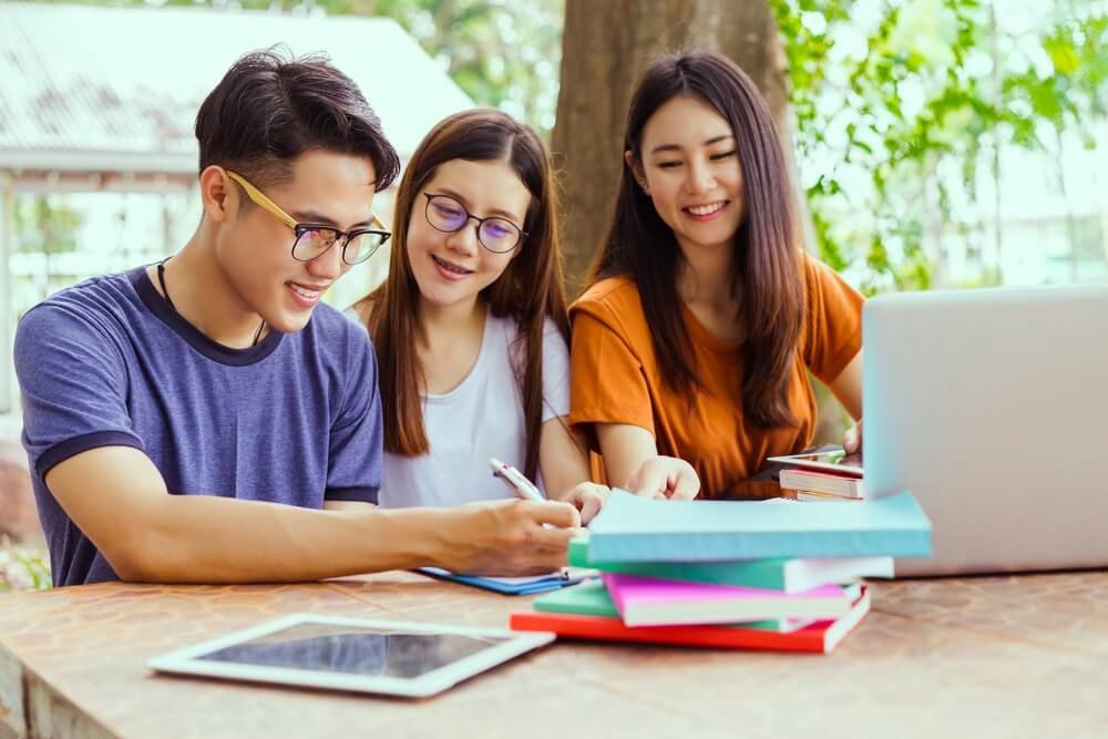 Người học tiếng Anh tạo môi trường xung quanh