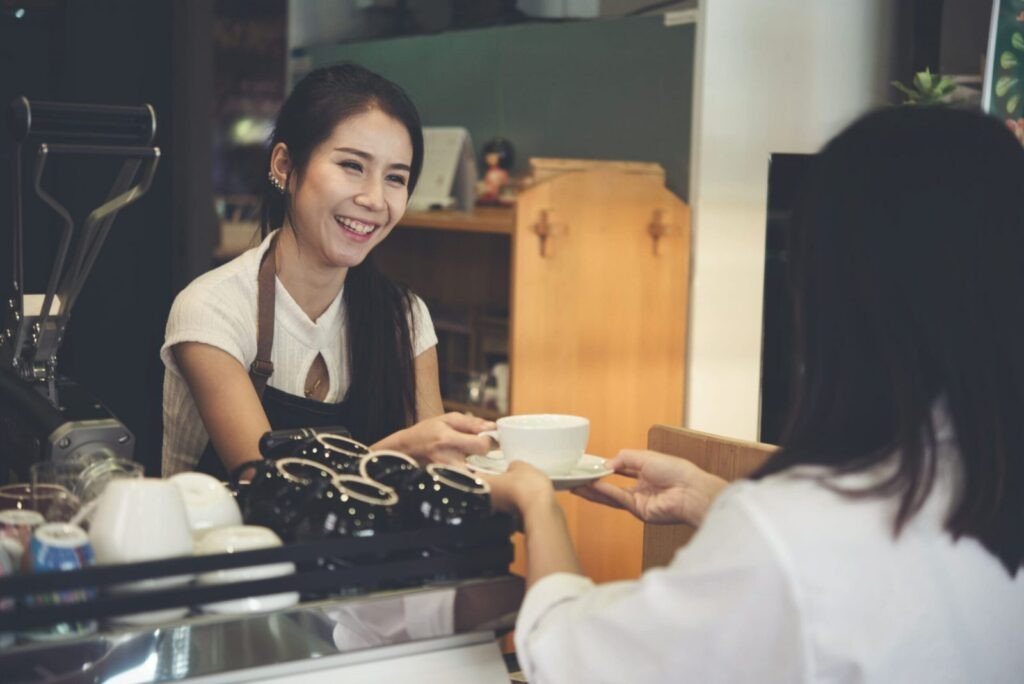 Nhân viên quán cà phê giao tiếp tiếng Anh với khách hàng nước ngoài