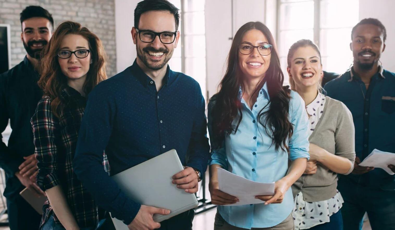 Nhân viên văn phòng làm việc, minh họa cho từ Staff