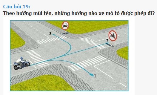 Sa hình xe mô tô tại giao lộ với biển báo hướng đi
