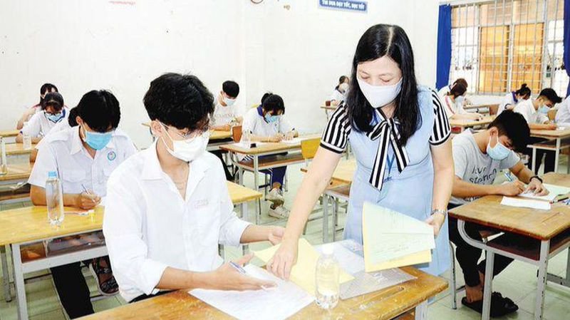 Sinh viên vui mừng sau khi biết kết quả trúng tuyển đại học