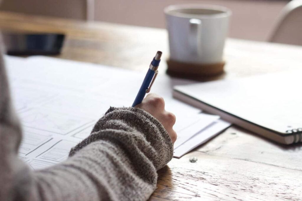 Thí sinh IELTS luyện viết bài luận Task 2