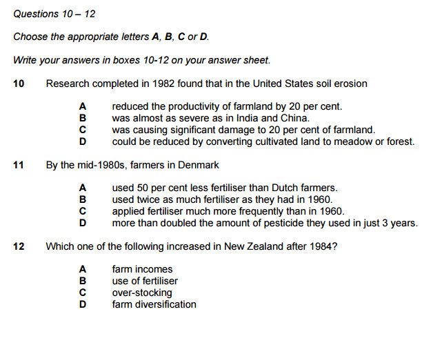 Thí sinh làm bài thi với dạng câu hỏi Multiple Choice trong phần IELTS Reading