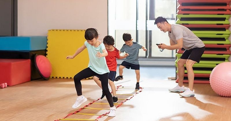 Trẻ em tham gia trò chơi vận động giúp phát triển thể chất toàn diện