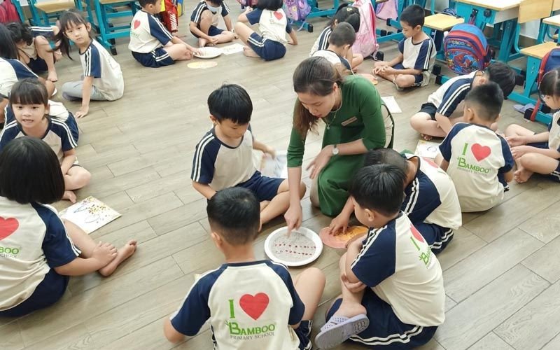 Ví dụ về các khoản phí phát sinh ở trường công lập.