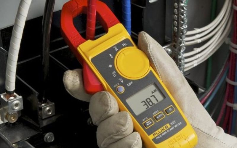 Ampe kìm hiển thị số đo các thông số điện
