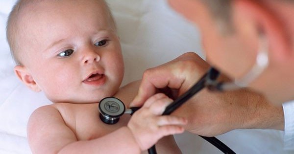 Bác sĩ khám cho trẻ nhỏ, minh họa bảo hiểm y tế trẻ em dưới 6 tuổi khám trái tuyến tại bệnh viện