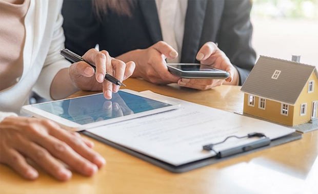 Bàn tay nắm giữ chìa khóa, biểu tượng cho quyền sử dụng tài sản hợp pháp
