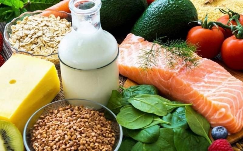 Bát ngũ cốc hạt và trái cây tươi, biểu trưng cho chế độ ăn dinh dưỡng tốt cho não bộ