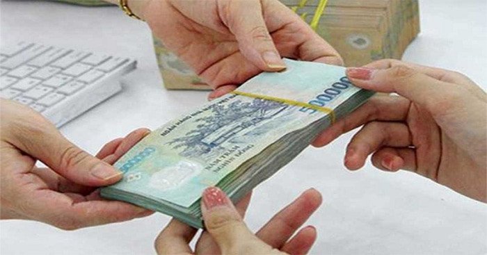 Biểu đồ tăng trưởng và đồng xu, thể hiện vai trò của tín dụng trong phát triển kinh tế.