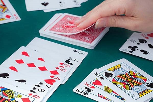 Biểu tượng rủi ro pháp lý khi chơi Phỏm ăn tiền