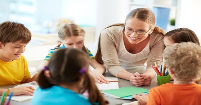 Cô giáo đang giảng bài cho học sinh, minh họa vị trí Giáo viên là viên chức