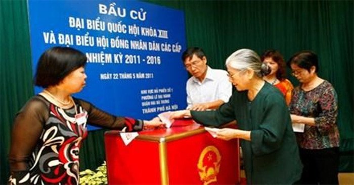 Công dân thực hiện quyền bầu cử trong một nền dân chủ