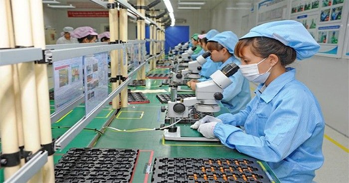 Công nhân đang làm việc, minh họa hoạt động tạo thu nhập hợp pháp