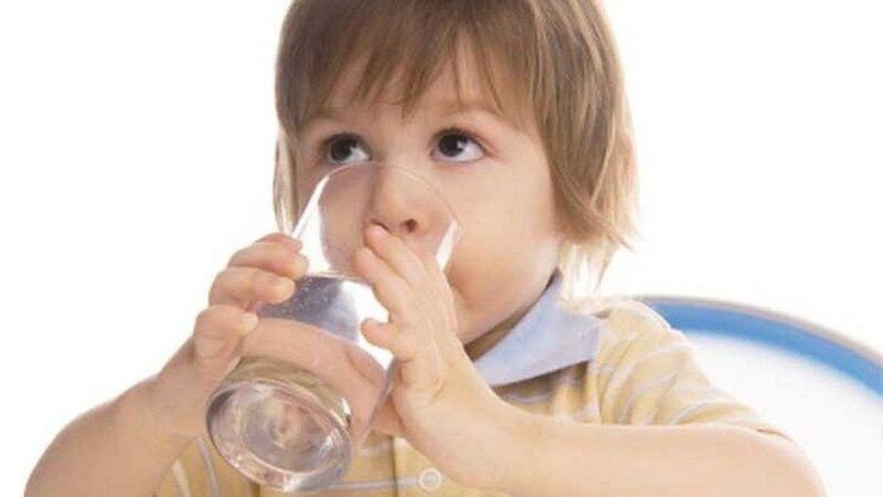 Dạy trẻ tự giác uống nước từ vòi nước