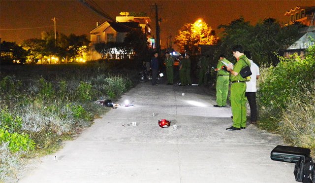 Đồ vật và băng dính hiện trường minh họa việc thu thập vật chứng