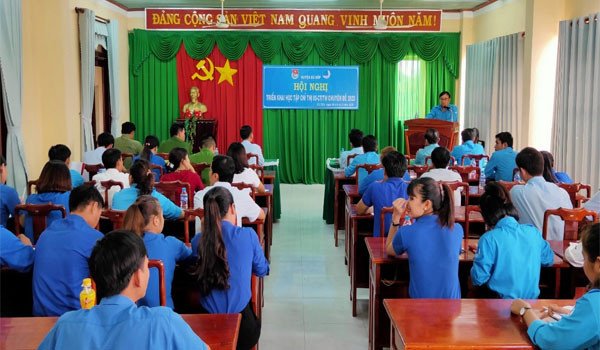 Đoàn viên thanh niên tham gia buổi học lý luận chính trị