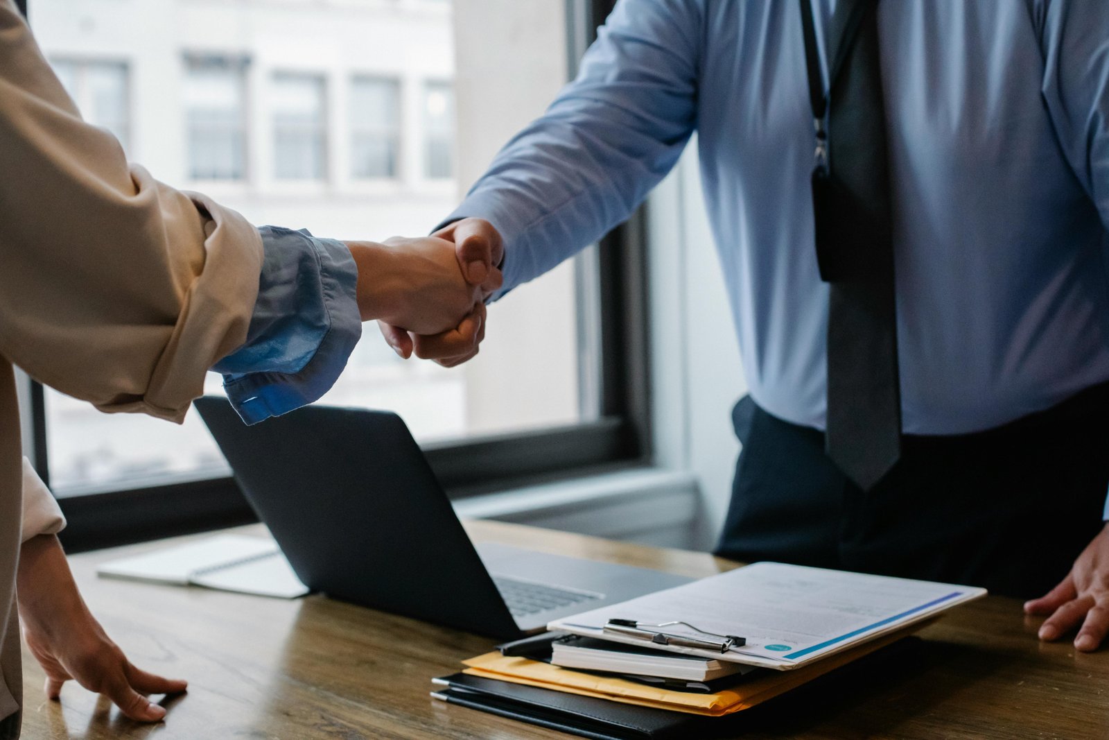 Đội ngũ marketing thảo luận chiến lược tạo offer hấp dẫn