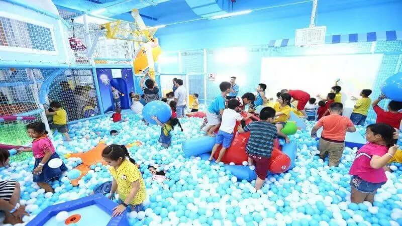 Gia đình chơi đùa cùng nhau, thể hiện các hoạt động ý nghĩa bên cạnh lời chúc 1/6 cho con