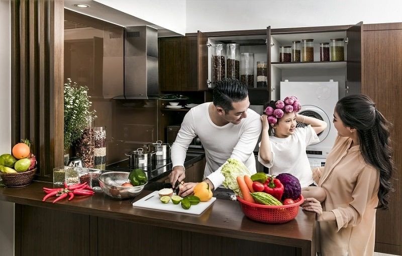 Gia đình cùng nhau chuẩn bị bữa ăn ấm cúng ngày Tết Trung Thu.